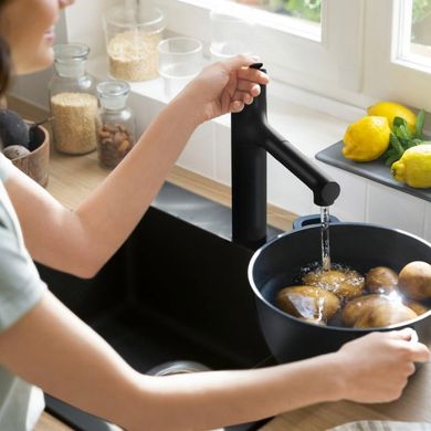 Фото Смеситель для кухни с выдвижным душем Hansgrohe ZESIS M33 чёрный матовый (74804670)